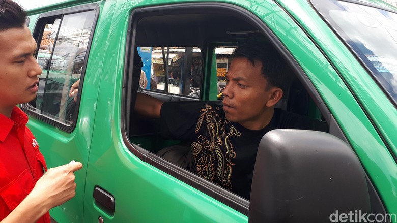 Sopir Angkot di Cicaheum: Kita Mogok Gara-gara Ridwan Kamil Sopir Angkot di Cicaheum: Kita Mogok Gara-gara Ridwan Kamil