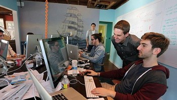 Sang suami sendiri sedang berjuang memulihkan performa Snap, induk perusahaan Snapchat, yang harga sahamnya makin merosot sejak IPO. Foto: istimewa