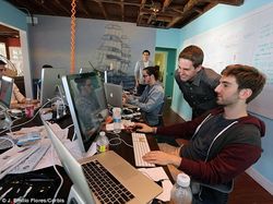 CEO Snapchat Tokcer, Supermodel Seksi Langsung Hamil