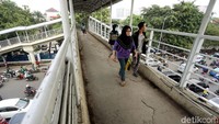 Penampakan jembatan penyeberangan orang (JPO), di jalan Mayjen Sutoyo UKI, Cawang, Jakarta Timur, kini bersih dari Pedagang Kaki Lima (PKL).