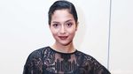 Sexy in Black! Putri Marino Pamer Kaki Jenjang