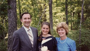 Foto pada saat kelulusannya. Melinda kemudian bekerja di Microsoft dan mengerjakan beberapa produk seperti Encarta, Publisher dan Expedia. Di sanalah dia didekati oleh sang pendiri Microsoft yang kelak jadi suaminya, Bill Gates. Foto: Facebook