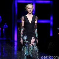 Koleksi terbaru Mel Ahyar yang bertajuk Methapor di LAKME Trend Gala, Ballroom Rizt Calton Pasific Place, Jakarta. Rabu, 18/10/2017. [Foto: Mohammad Abduh/Wolipop]