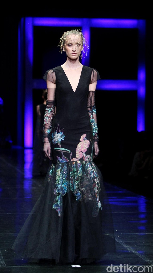Koleksi terbaru Mel Ahyar yang bertajuk Methapor di LAKME Trend Gala, Ballroom Rizt Calton Pasific Place, Jakarta. Rabu, 18/10/2017. [Foto: Mohammad Abduh/Wolipop]