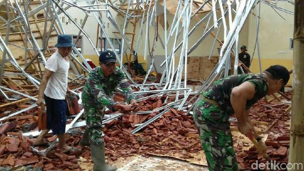 Atap GOR di Kebumen ambrol.