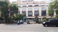 TM melaju ke arah barat, dari depan Halte Mangga Dua hingga akhirnya sekitar 100 meter ia memutar balik ke arah timur.
