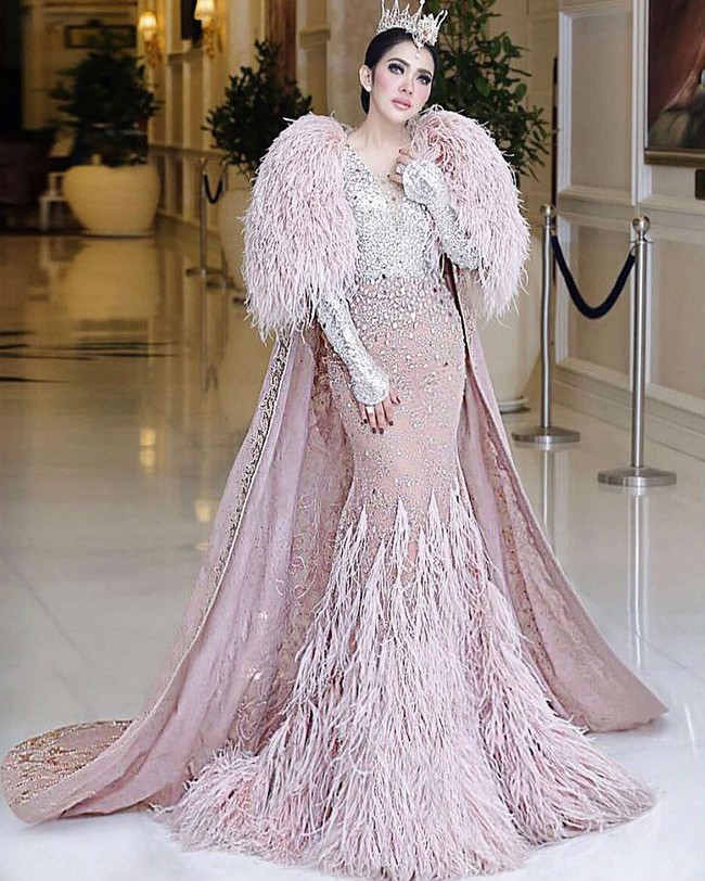 Seperti nama di Instagramnya princessyahrini, Syahrini memang seperti seorang princess dalam berpenampilan. Benda-benda fashion yang melekat di tubuhnya tidak ada yang tidak mahal. Bahkan bisa jadi barang yang dimilikinya lebih dari yang dipunya putri kerajaan dunia. Foto: Instagram