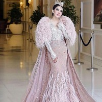 Seperti nama di Instagramnya princessyahrini, Syahrini memang seperti seorang princess dalam berpenampilan. Benda-benda fashion yang melekat di tubuhnya tidak ada yang tidak mahal. Bahkan bisa jadi barang yang dimilikinya lebih dari yang dipunya putri kerajaan dunia. Foto: Instagram