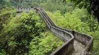 Janjang Seribu artinya seribu anak tangga. Jika dilihat-lihat ini seperti Tembok Besar China namun versi yang mini. Di sini kamu akan disajikan pemandangan Gunung Merapi dan Singgalang dan mengarah ke Lubang Jepang. (Johanes Randy)
