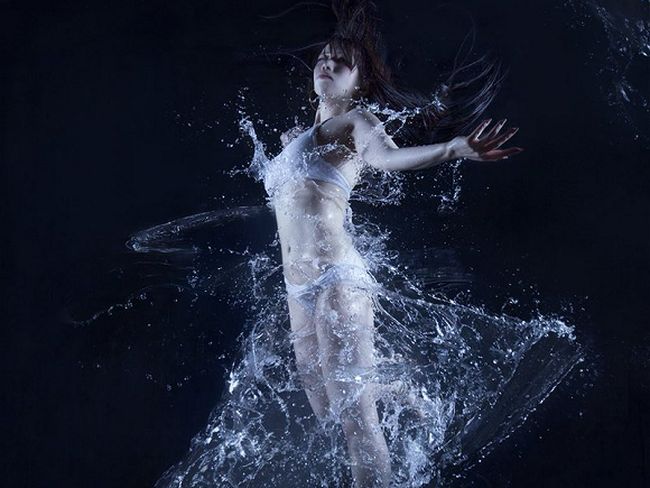 Девушка в платье из воды