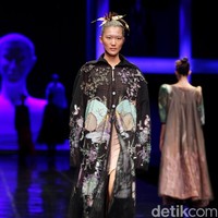 Koleksi terbaru Mel Ahyar yang bertajuk Methapor di LAKME Trend Gala, Ballroom Rizt Calton Pasific Place, Jakarta. Rabu, 18/10/2017. [Foto: Mohammad Abduh/Wolipop]