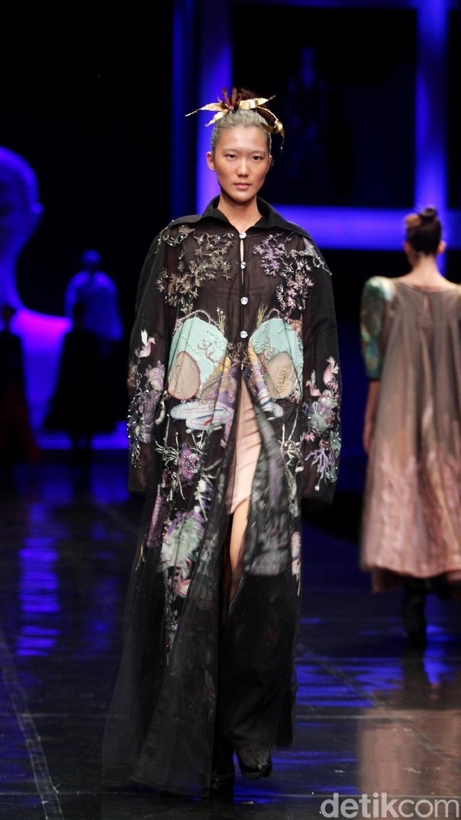 Koleksi terbaru Mel Ahyar yang bertajuk Methapor di LAKME Trend Gala, Ballroom Rizt Calton Pasific Place, Jakarta. Rabu, 18/10/2017. [Foto: Mohammad Abduh/Wolipop]