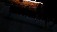 Berjalan sedikit, tampak kursi kayu yang dilengkapi dengan besi tajam di setiap sisinya. Bayangkan saja, zaman dulu orang dipaksa untuk duduk di kursi seperti itu jika didakwa bersalah (Torture Museum Oude Steen/Facebook)