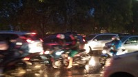 Dilihat dari akun Twitter Badan Penanggulangan Bencana Daerah (BPBD) DKI Jakarta, diinformasikan tinggi genangan air mencapai 10-50 sentimeter. Laporan genangan air ini disampaikan pada pukul 16.37 WIB. Foto: Yulida Medistiara/detikcom