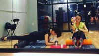 Istirahat sejenak dari aktivitas di gym, kembaran ini akhirnya berfoto bersama. (Foto: Instagram @go_twinkletwins)