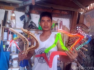 Kisah Perajin Bumerang Mendunia Asal Sukabumi yang Penuh Liku