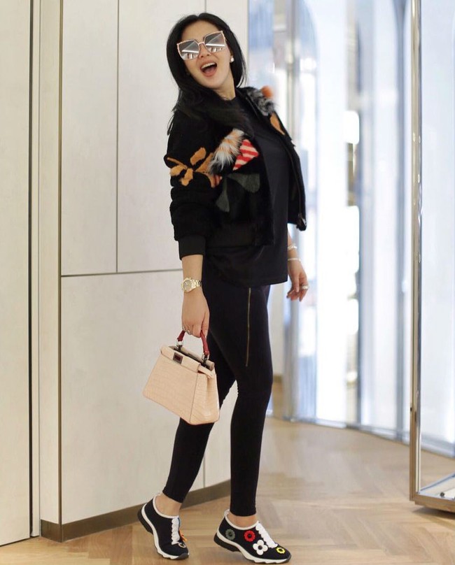 Fendi Floral Embellished Neoprene Sneakers, Rp 11 juta. Foto: Instagram