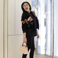 Fendi Floral Embellished Neoprene Sneakers, Rp 11 juta. Foto: Instagram