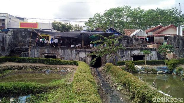 Goa Siluman yang berada di bawah jalan