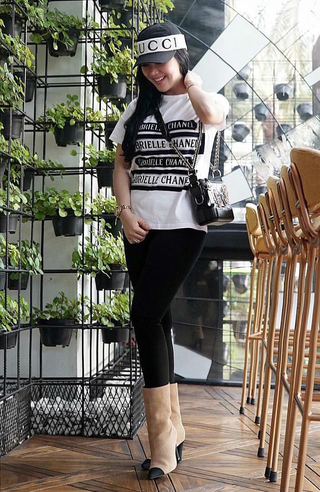 Chanel Suede Calfskin & Satin Boots, Rp 19 juta. Foto: Instagram