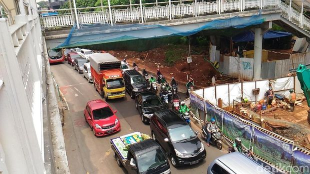 Macet Menggila, Warga Minta Underpass Lebak Bulus Cepat Kelar