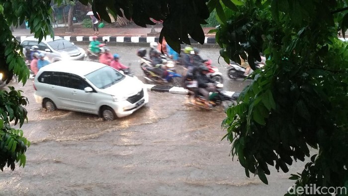 Hujan Deras, TB Simatupang-Kemang-Depan Kementan Tergenang