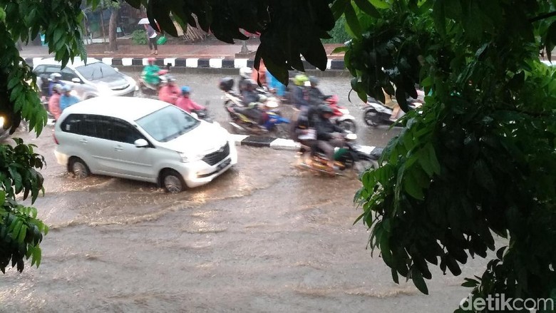 Hujan Deras, TB Simatupang-Kemang-Depan Kementan Tergenang Hujan Deras, TB Simatupang-Kemang-Depan Kementan Tergenang