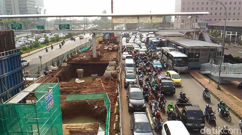 Wajah Kemacetan Akibat Proyek Flyover Pancoran yang Terancam Molor Wajah Kemacetan Akibat Proyek Flyover Pancoran yang Terancam Molor