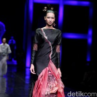 Koleksi terbaru Mel Ahyar yang bertajuk Methapor di LAKME Trend Gala, Ballroom Rizt Calton Pasific Place, Jakarta. Rabu, 18/10/2017. [Foto: Mohammad Abduh/Wolipop]