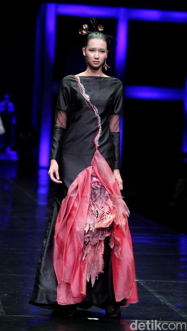 Koleksi terbaru Mel Ahyar yang bertajuk Methapor di LAKME Trend Gala, Ballroom Rizt Calton Pasific Place, Jakarta. Rabu, 18/10/2017. [Foto: Mohammad Abduh/Wolipop]