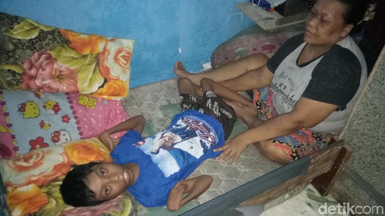 Kasihan! Bapak ini Bawa Anaknya Berobat dengan Diangkut Gerobak Kasihan! Bapak ini Bawa Anaknya Berobat dengan Diangkut Gerobak