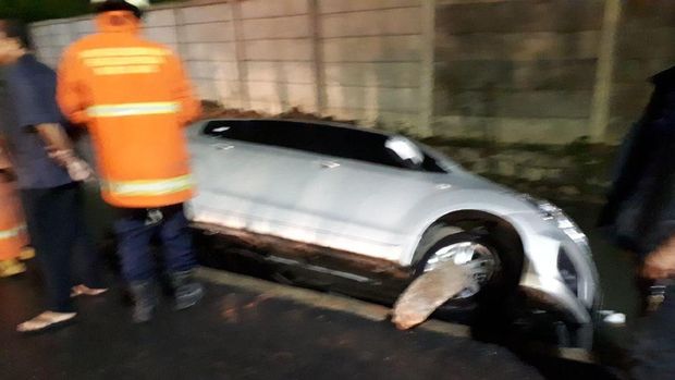 Mobil tersebut diduga terperosok saat hujan deras