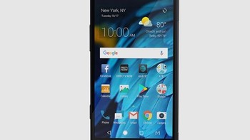 Bagi yang berminat memilikinya, harus ekstra hati-hati menggunakannya. Meski dilapisi Gorilla Glass 5 di tiap layarnya, goresan dapat saja timbul ketika sedang diletakkan dalam kondisi layarnya sedang bertolak belakang. Foto: zte