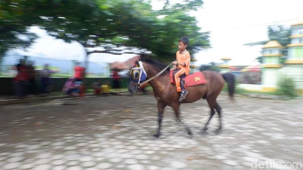 Siswa Madrasah Ibtidaiyah Negeri (MIN) 1 Madukara Banjarnegara latihan berkuda.