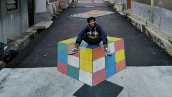 Mereka menyulap jalanan aspal yang polos dengan goresan seni lukisan 3D. (Foto: Dok. Muhammad Alam)