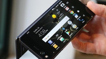 Tampak ponsel ini disatukan dengan semacam engsel. Foto: istimewa