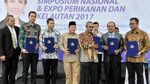 Jilbab Kuning Susi Saat Kuliah Umum di Aceh