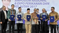 Terakhir menteri Susi berpesan agar pemerintah daerah menghijaukan kembali 70 persen pesisir pantai dengan menanam bakau yang merupakan ruang subur bagi perkembangan ikan. Sedangkan 30 persen lainnya dapat dimanfaatkan secara optimal untuk kegiatan komersial seperti pertambakan, pariwisata, dan penginapan. Dok. Humas KKP.