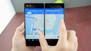 Pengguna dapat menggabungkan kedua layar untuk menampilkan tampilan yang lebih besar. Selain itu, fitur multitasking pun dapat dijalankan untuk memperlihatkan dua tampilan berbeda pada masing-masing layar di saat bersamaan. Foto: istimewa