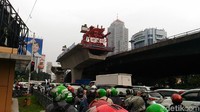 Pantauan detikcom pukul 08.50 WIB dari Gedung BNN sudah nampak kemacetan menuju Pancoran akibat dampak poryek LRT. detikcom mencoba menelusuri jalan dari Gedung BNN menuju Kuningan dan dibutuhkan waktu 20 menit menembus kemacetan di jalan tersebut. Foto: Samsudhuha Wildansyah/ detikcom