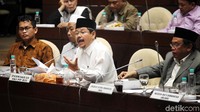 Juru bicara Hizbut Tahrir Indonesia Ismail Yusanto menyampaikan pandangannya dalam rapat membahas Perppu Nomor 2/2017 tentang Ormas.