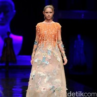 Koleksi terbaru Mel Ahyar yang bertajuk Methapor di LAKME Trend Gala, Ballroom Rizt Calton Pasific Place, Jakarta. Rabu, 18/10/2017. [Foto: Mohammad Abduh/Wolipop]