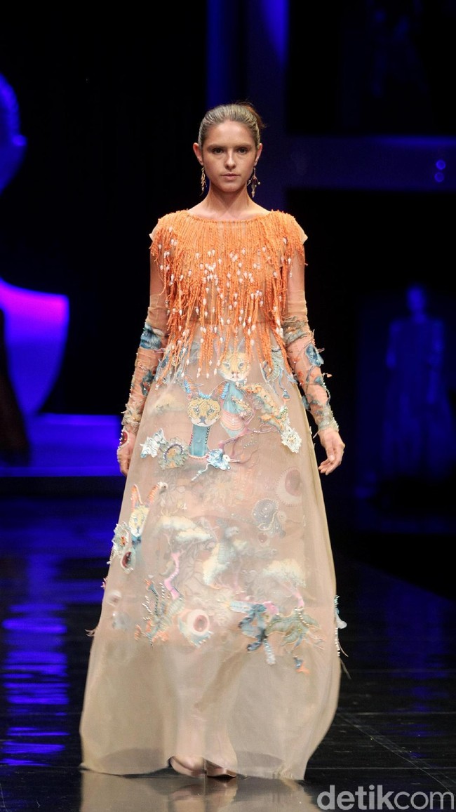 Koleksi terbaru Mel Ahyar yang bertajuk Methapor di LAKME Trend Gala, Ballroom Rizt Calton Pasific Place, Jakarta. Rabu, 18/10/2017. [Foto: Mohammad Abduh/Wolipop]