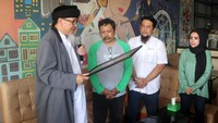 Andi membacakan puisinya di hadapan warga.
