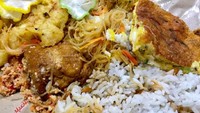 Meski berantakan, nasi uduk mpok sunayah yang diunggah @pengabdimakan ini terlihat sedap. Telur dadar, orek tempe, bihun goreng, bakwan goreng, kerupuk dan sambal kacang. Uh, sedapnya!Foto: Istimewa