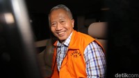 Antonius Tonny Budiono diperiksa sebagai saksi untuk tersangka Komisaris PT Adhiguna Keruktama Adiputra Kurniawan terkait kasus suap proyek pengerukan pelabuhan Tanjung Mas.