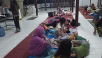 Warga yang mengungsi terdiri atas anak-anak, ibu hamil, nenek-nenek, ibu-ibu, bapak-bapak, dan lainnya.
