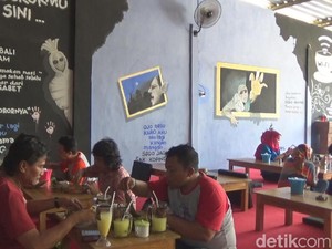 Rasakan Sensasi Seram Sambil Makan Nasi Jagung di Cafe Dedemit