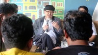 Andi juga berdiskusi dengan warga.