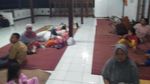 Foto: Suasana Pengungsi Banjir Akibat Tanggul Karung Jebol